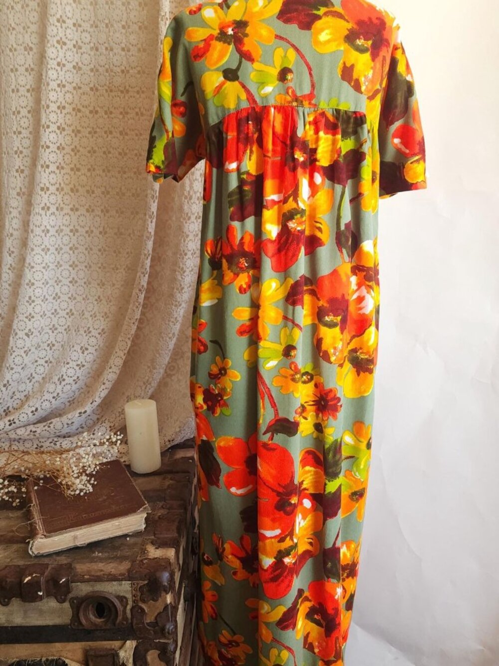 Vintage 1960s Dress with Pockets, Volup Tiki Style Hawaiian Floral Print Mumu in - Picture 12 of 13